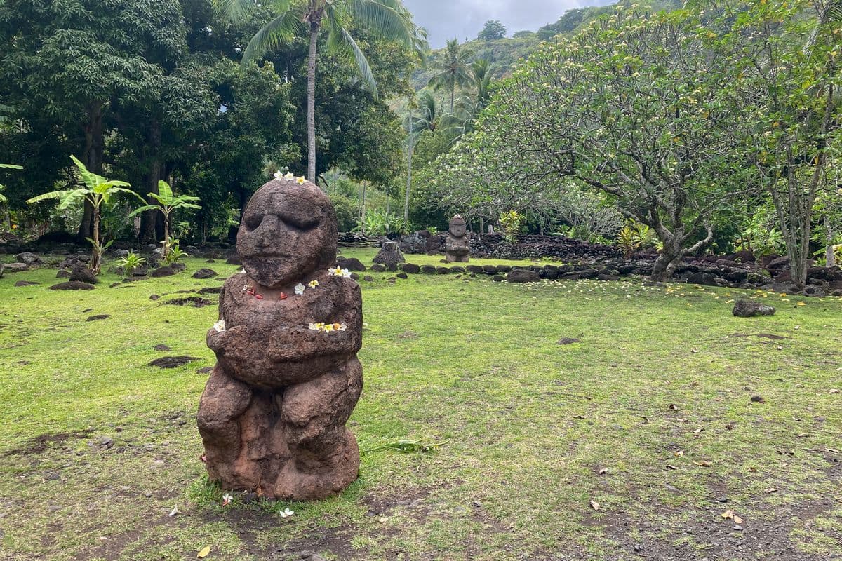 Tikis au Marae Arahurahu de Paea-1