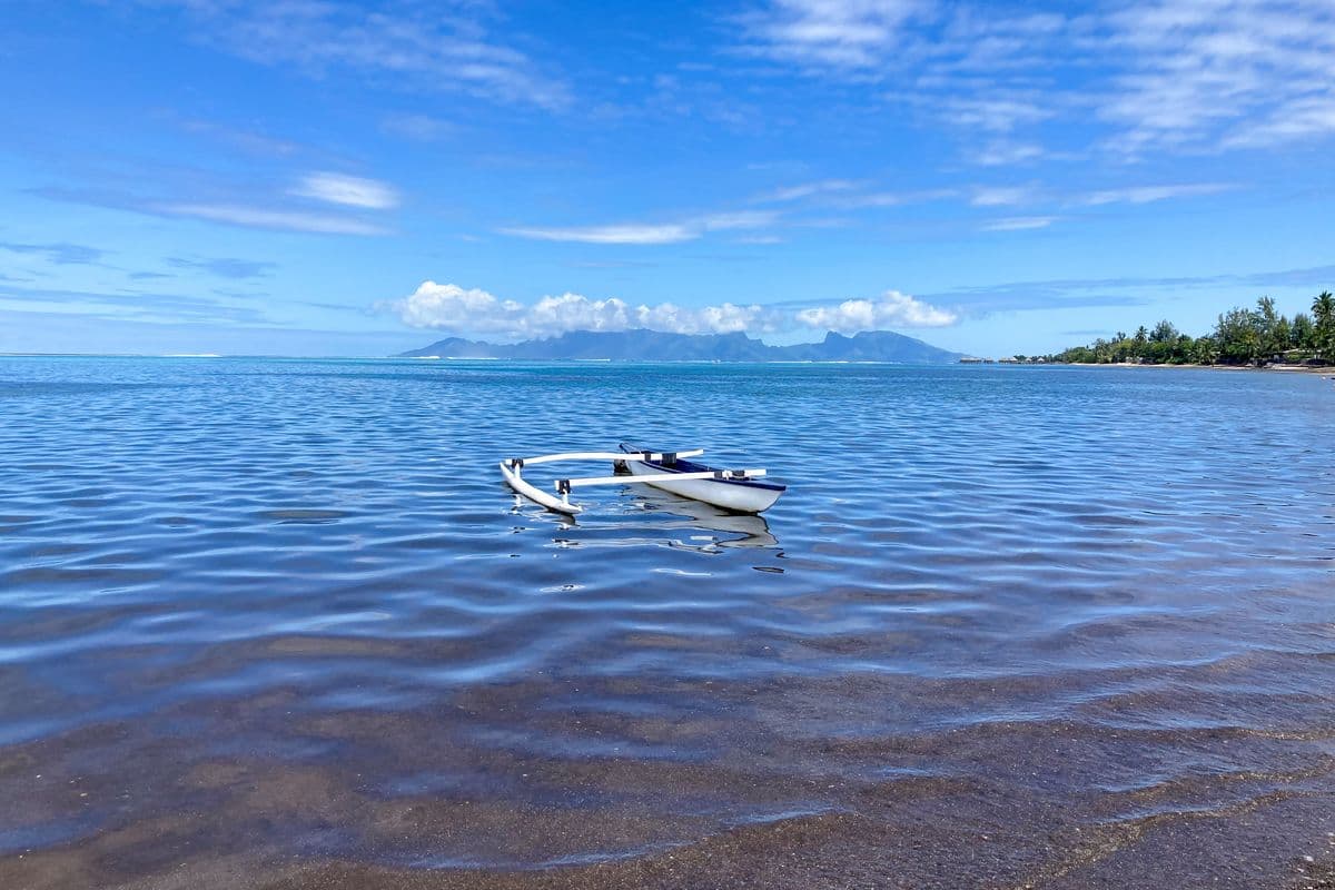 Vue Moorea et pirogue